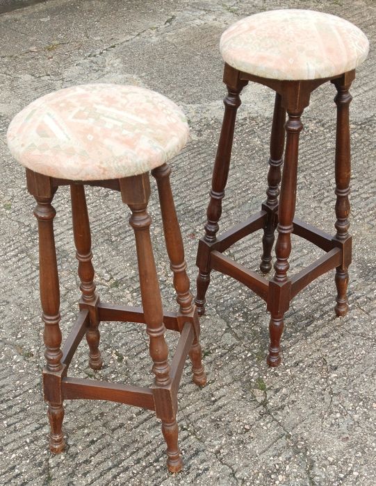 Bancos de bar em madeira com estofo