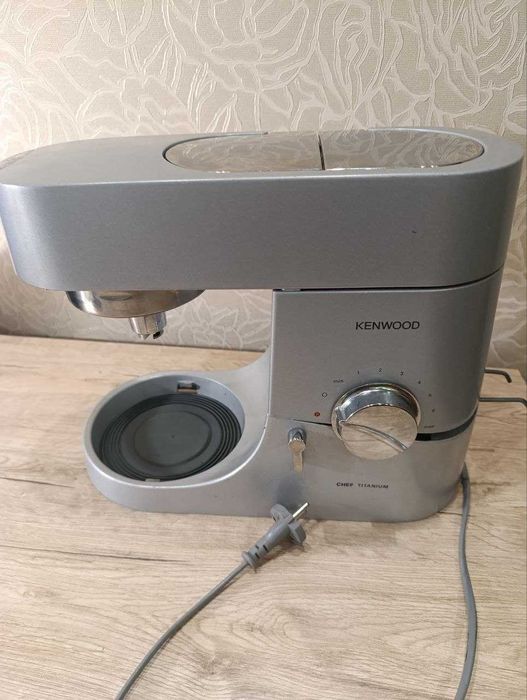 Корпус кухонної машини Kenwood Chef Titanium — мотор працює