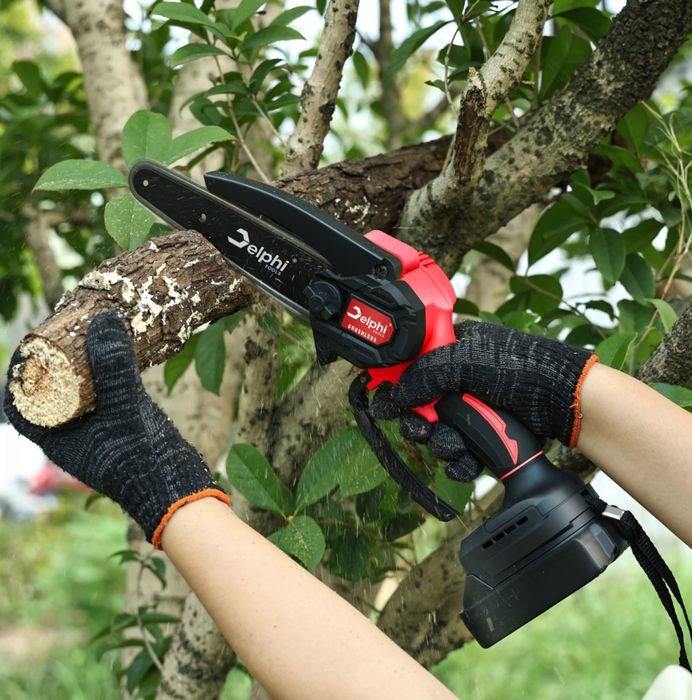 Piła łańcuchowa akumulatorowa bezszczotkowa 6", 2x aku 21V + walizka