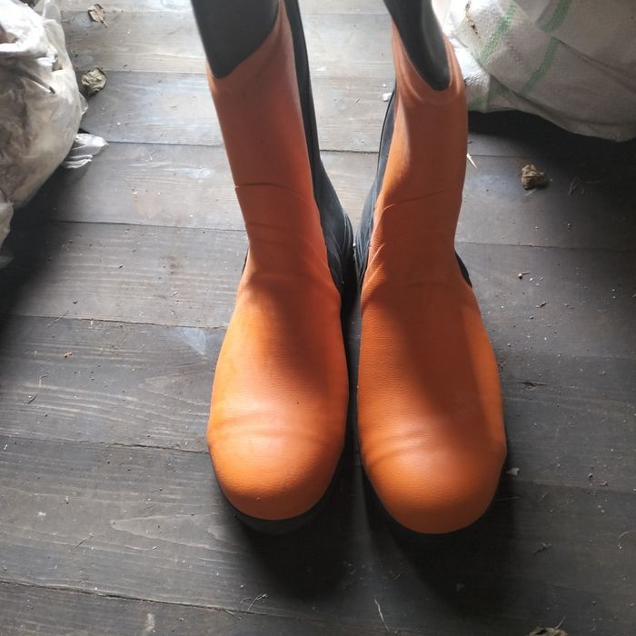 Гумові чоботи 47 розміру.