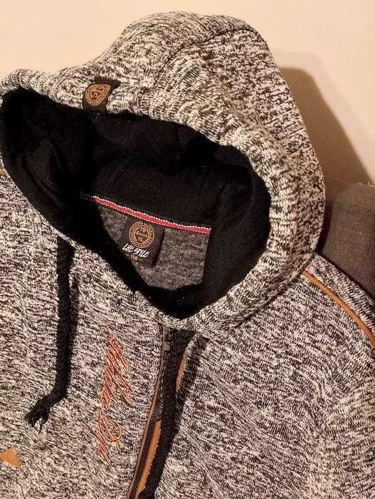 Lifestyle. Ładna ocieplana bluza z kapturem.
