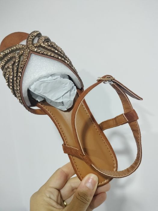 Vende se sandálias novas para mulher
