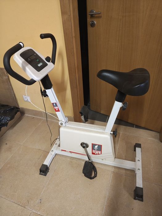 Bicicleta estática com pouco uso