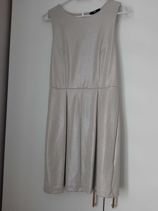 Sprzedam błyszczącą kremową sukienkę, H&M, rozmiar S