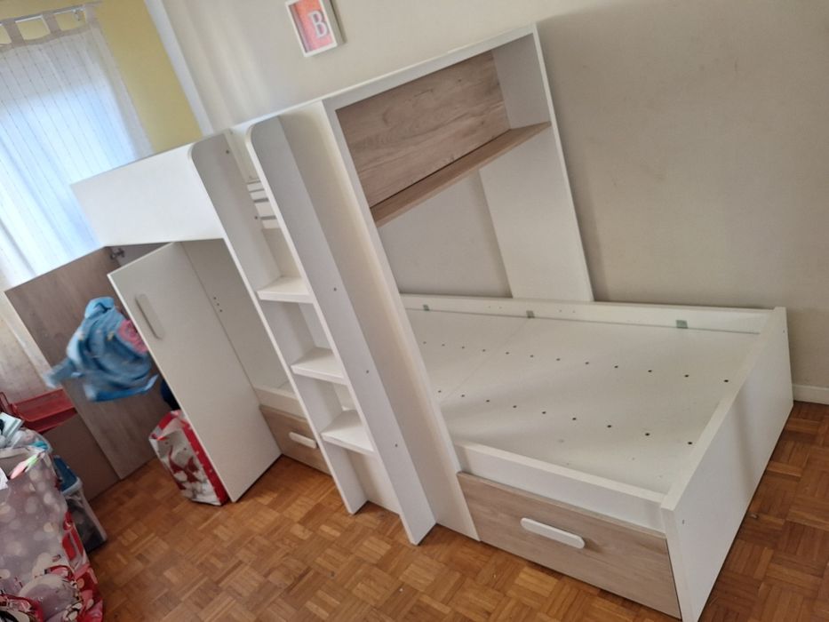 Beliche, movel sem colchões, encontra-se desmontado