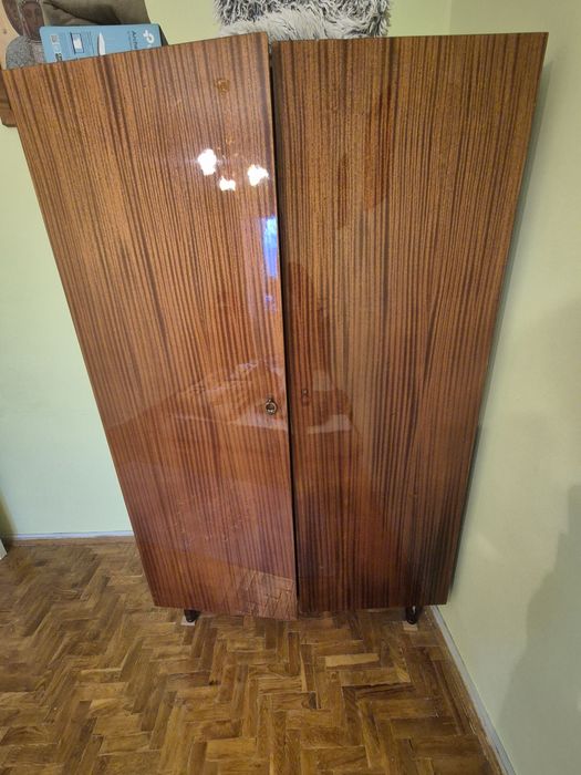 Безкоштовно віддам  2 шафи та  2 тумби+ сервант