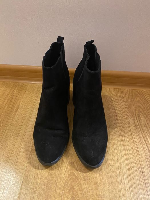 Czarne botki zamszowe nr 39 Stradivarius