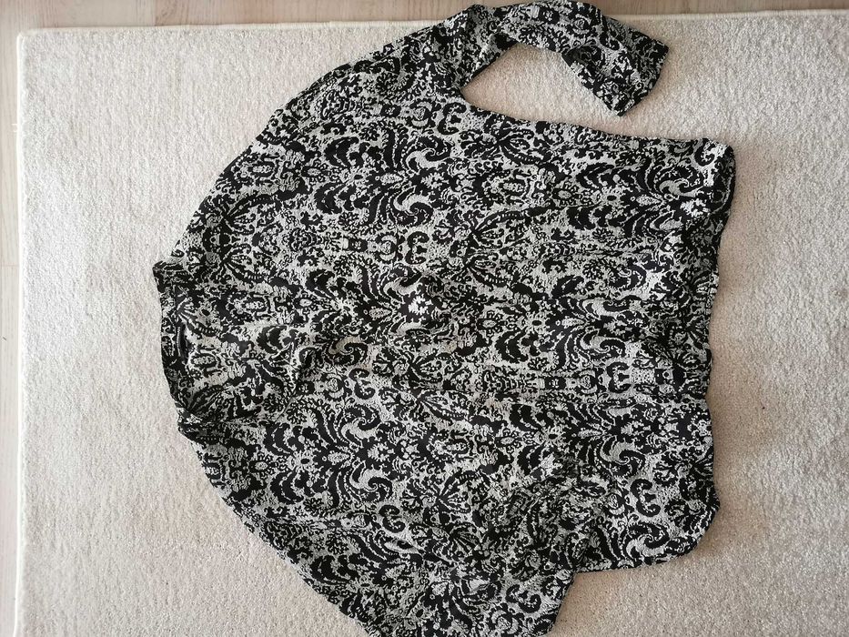 Torba z odzieżą damską (8 sztuk).