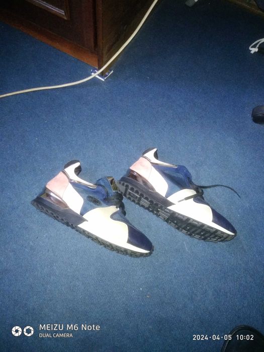 Продам женские кроссовки (разм. 39-40) новые