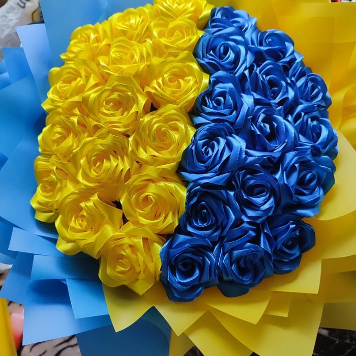 Розы из атласной ленты