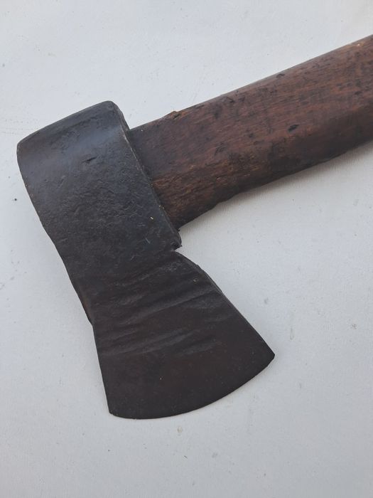 Siekiera kuta z trzonkiem