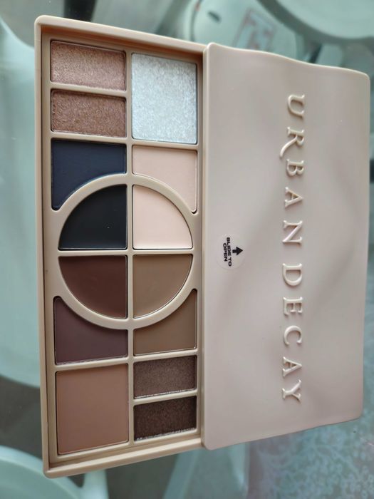 палетка тіней для повік та скульптування Urban Decay Naked Shaped у відтінку Cool