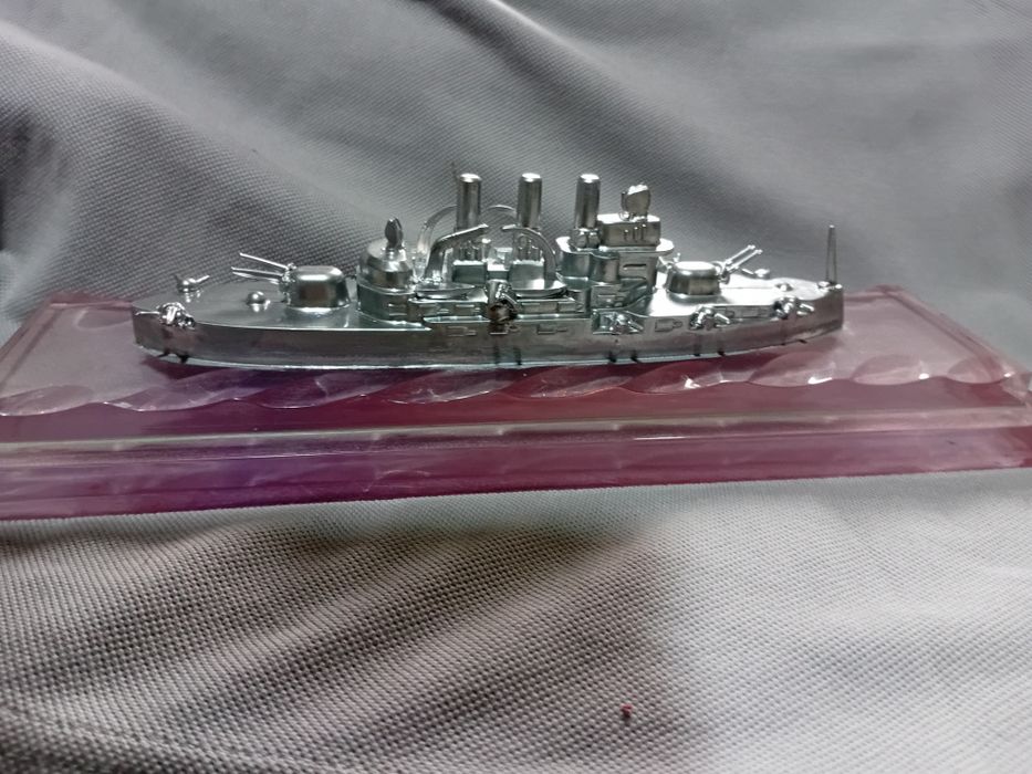 Модель военного корабля