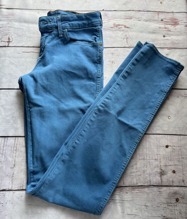 Wrangler Molly W24 L32 niebieskie spodnie – klasyka i wygoda