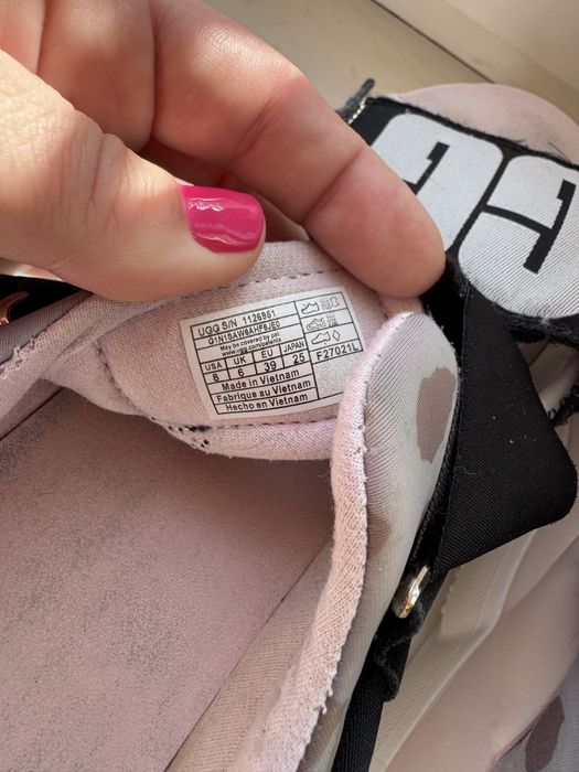 Ugg сандалі 24,5 см