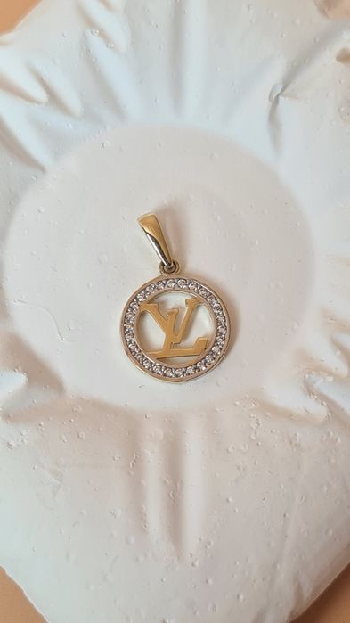 Złoty wisiorek zawieszka typu Louis Vuitton LV okrągła białe cyrkonie