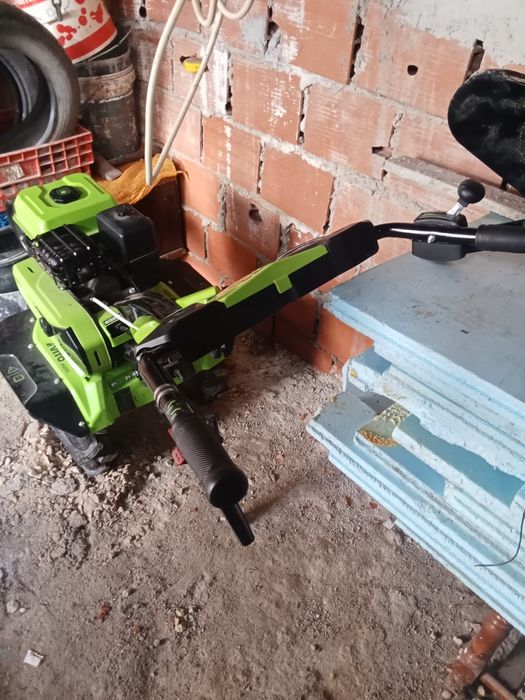 Trator novo com 3 anos de engantia