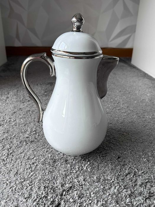 Bule / Cafeteira de Porcelana com Prato e Aplicações em Estanho - Claud'Arte