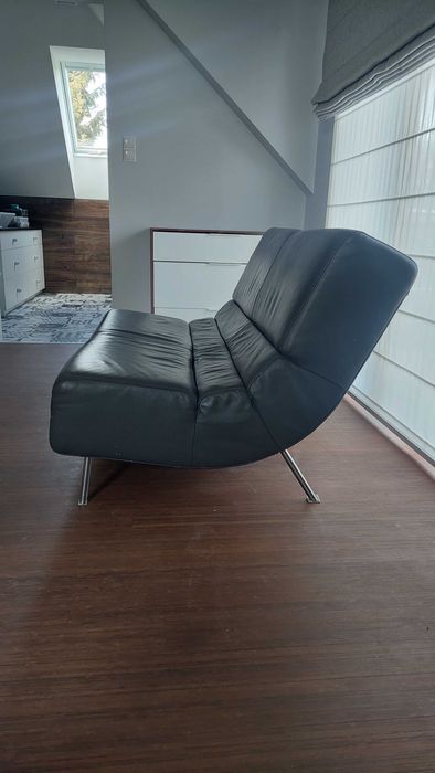 Ciemnoszara sofa skórzana - nowoczesna i kompaktowa