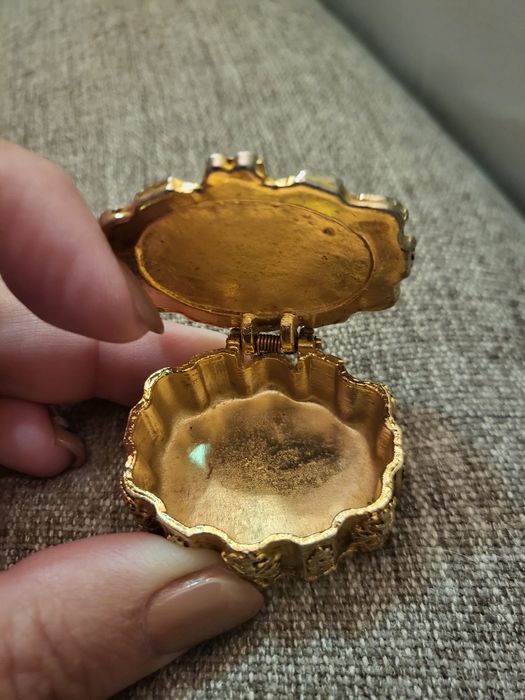 Caixinha dourada com pedras