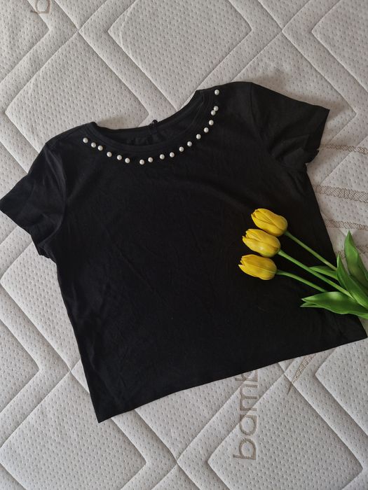 Czarna klasyczna bluzka z perełkami T-shirt crop top sinsay S