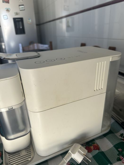 Máquina de Café Nespresso com sistema de leite