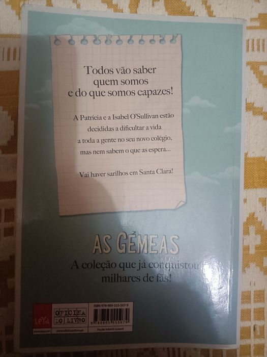 Livro "As gémeas no colégio de Santa Clara"