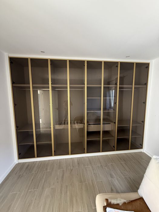 Roupeiro com portas vidro e led