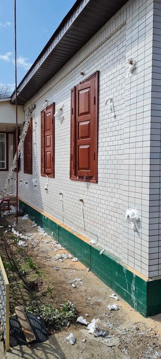 Утеплення рідким пінопластом(піноізолом)5500 м3 з роботою і матеріал.