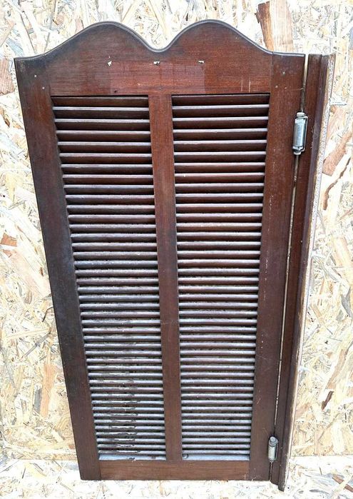 Porta antiga, vai e vem de duas folhas, aptas a serem usadas