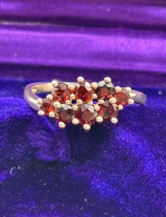 Srebrny pierścionek z granatami 0941