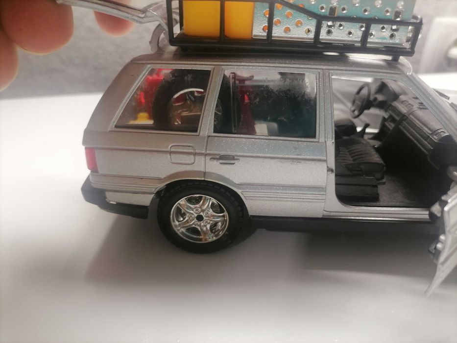 машинка Land Rover Range Rover 2001 1/26 Bburago