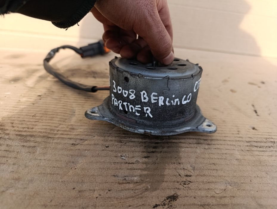 Моторчик вентилятора охолодження двигун Peugeot 5008 3008 308 c4 c5