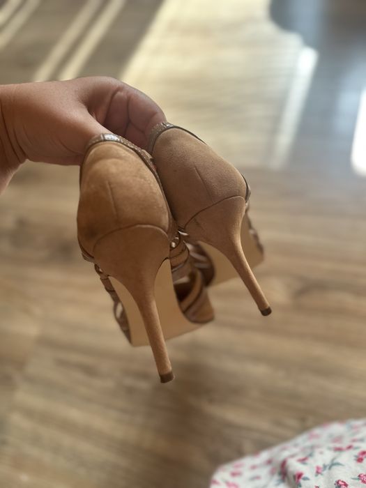 Стильні туфлі босоніжки бежевого кольору