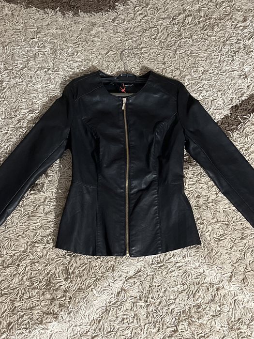 шкіряна жіноча чорна куртка
