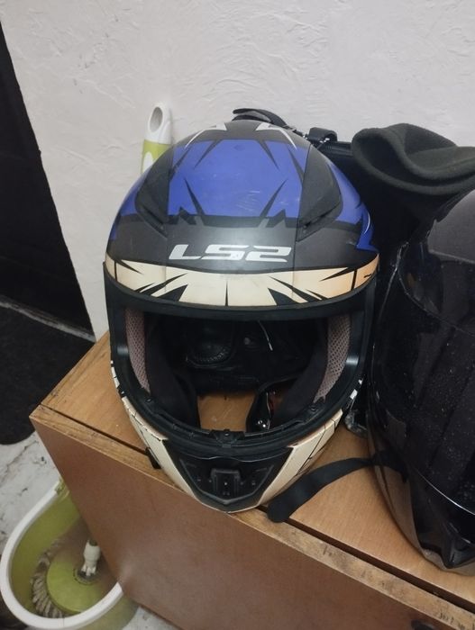 Продаю два мото шлема/бу не дорого удобные в использовании почти даром