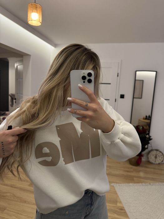 Bluza z beżowym napisem „Me” | U | Biel
