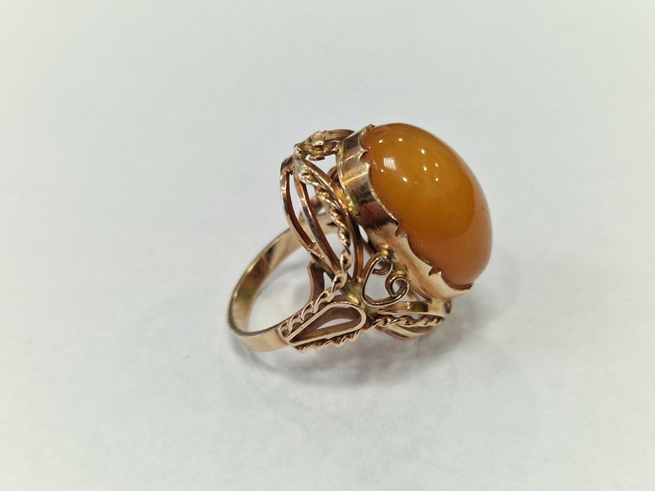 Złoty pierścionek damski/ 585/ 10.78 gram/ R15/ Polska 63-86/ Bursztyn