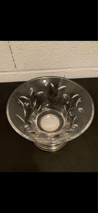 Taça de cristal com base em estanho