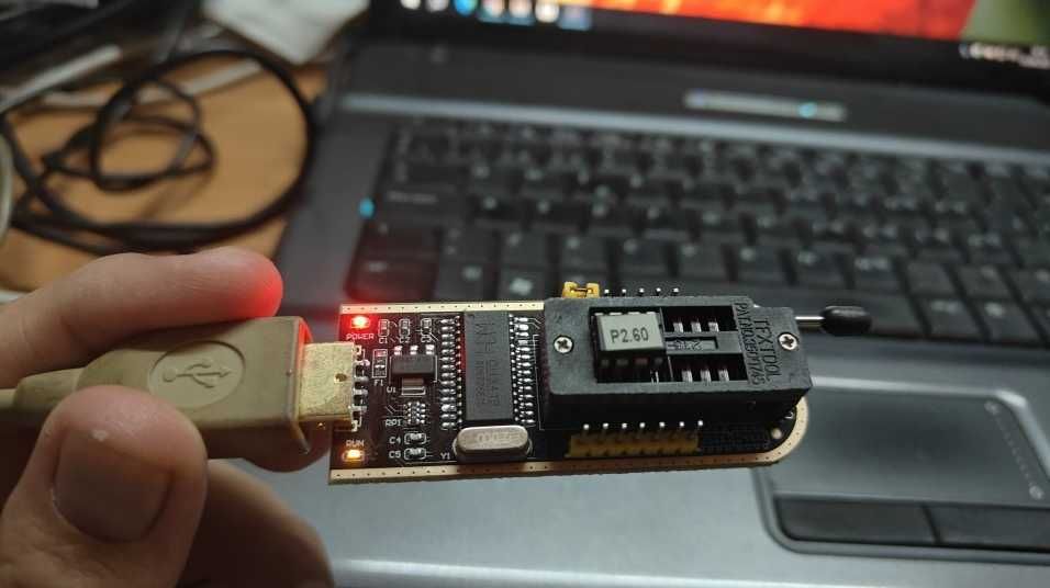 Программатор CH341A + прищепка SOP8, для прошивки без выпайки Flash 25 BIOS, EEPROM 24, выходные напряжения 1.8V, 3.3V, 5V