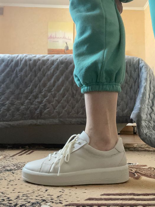 Продам нові шкіряні жіночі кросівки ECCO