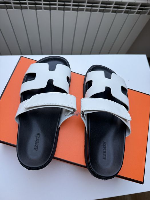 Białe damskie klapki w stylu hermes