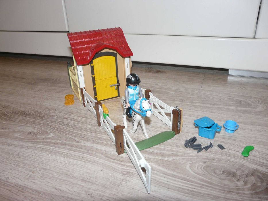 Playmobil boks dla konia z wyposażeniem