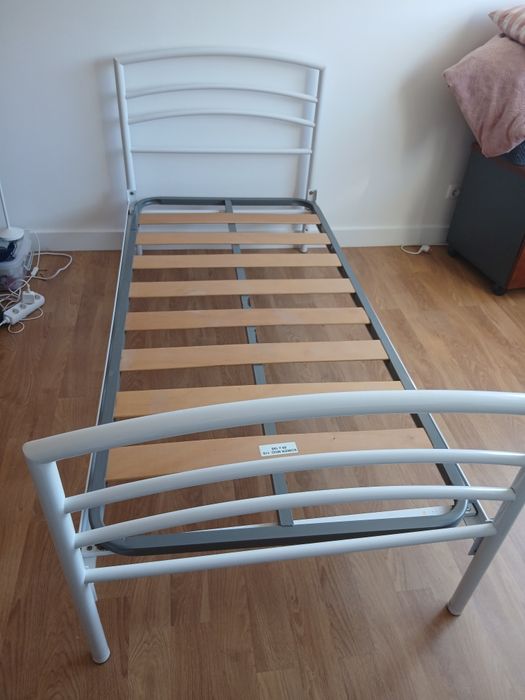 Cama solteiro ótima
