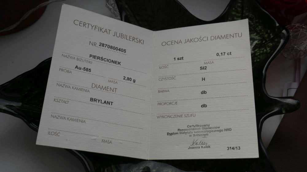 Pierścionek z diamentem!
