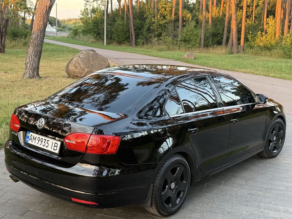 Volkswaggen Jetta 2013 газ-бензин