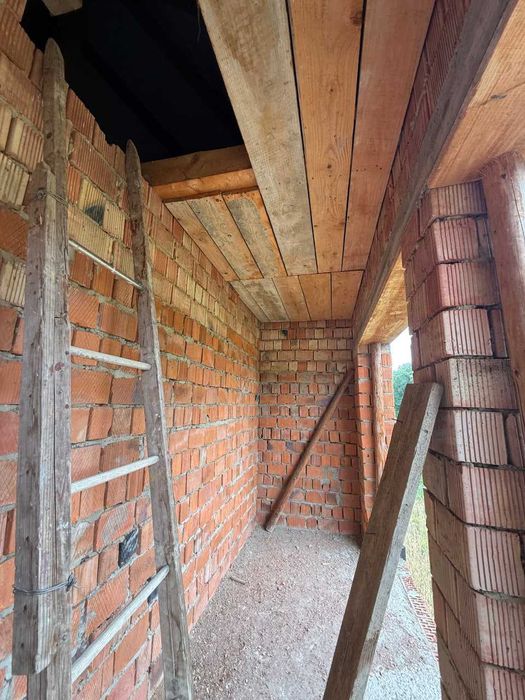 Продається двоповерховий будинок (незавершене будівництво) у селі Стара Жадова
