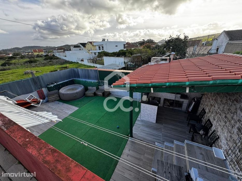 Moradia T2 no Carregado com Espaço Exterior ideal para Lazer