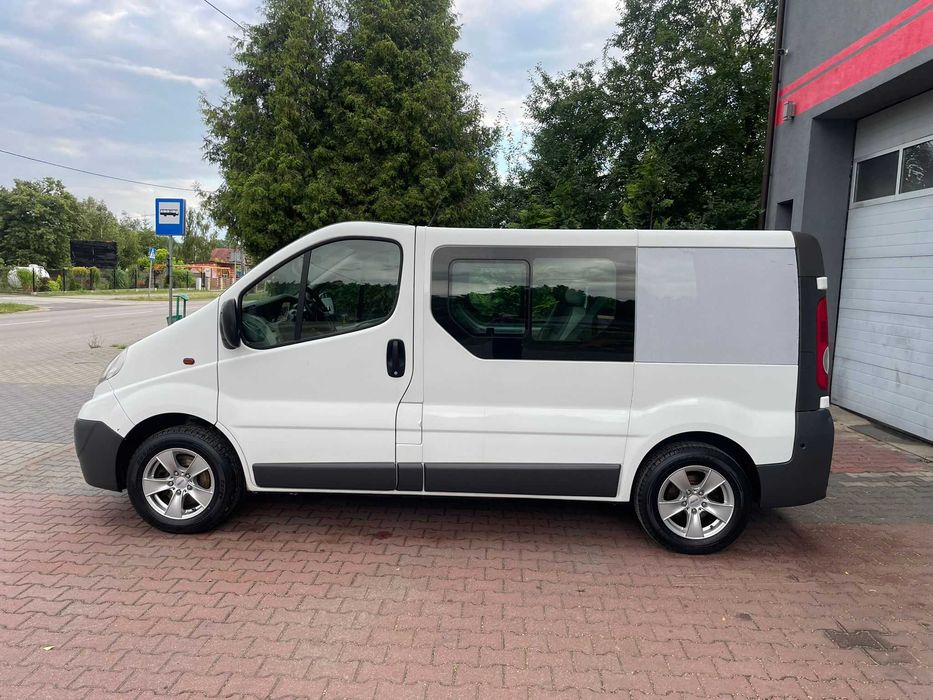 Wynajem Busa Opel Vivaro 9 osób B+Gaz
