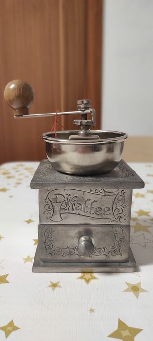 Moinho de café em estanho